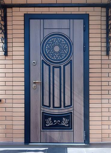 Уличная дверь с фрезеровкой